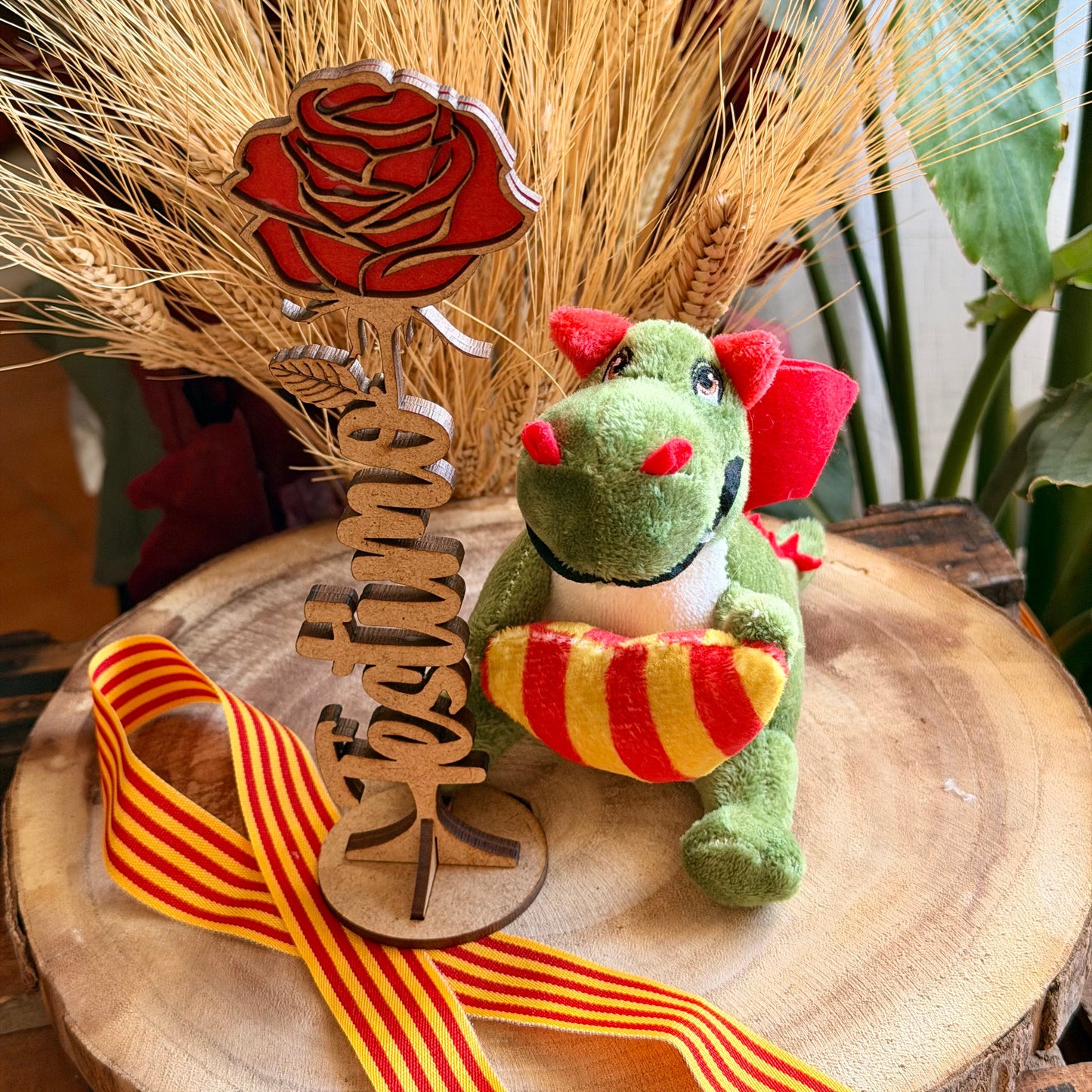 Pack Peluche Drac de Sant Jordi con Rosa o Corazón Senyera + Rosa Fusta "T'estimo"