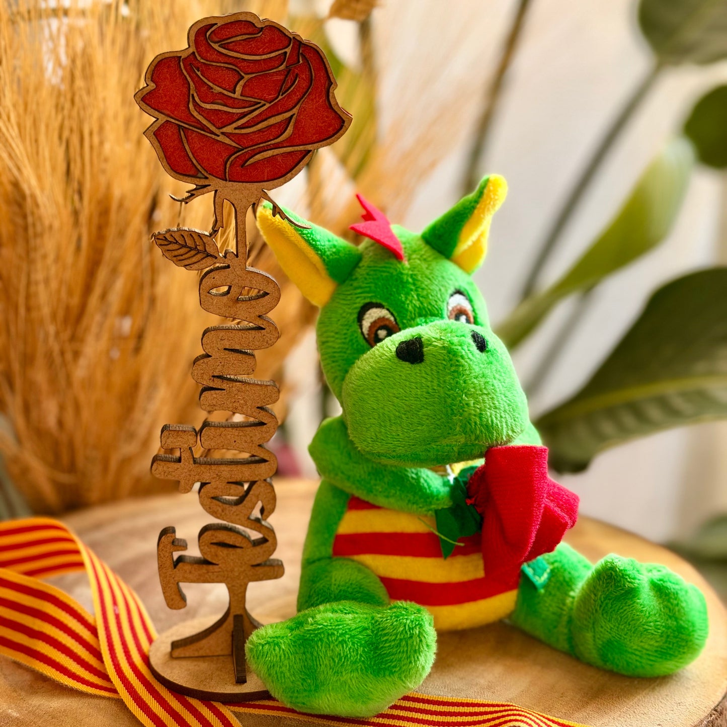 Pack Peluche Drac de Sant Jordi con Rosa o Corazón Senyera + Rosa Fusta "T'estimo"